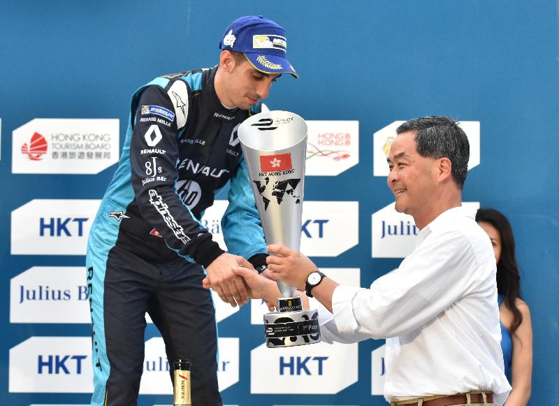 The Chief Executive, Mr C Y Leung (right), presents the prize to the winner of the 2016 FIA Formula E Hong Kong ePrix, Mr Sébastien Buemi (left) in Central today (October 9).

