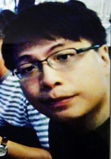 Choi Man-hung, aged 27, is about 1.61 metres tall, 81 kilograms in weight and of fat build. He has a round face with yellow complexion and short straight black hair. He was last seen wearing a red T-shirt, blue shorts, black slippers and a pair of glasses. 