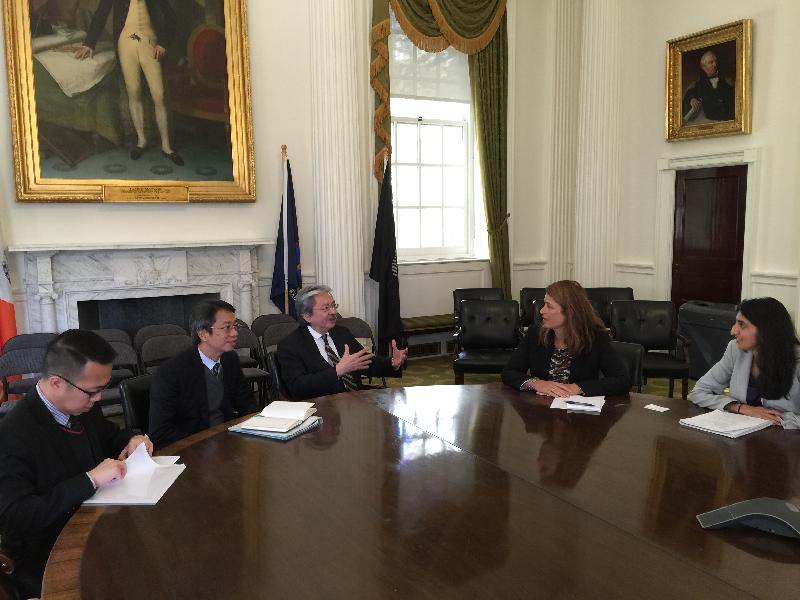 財政司司長曾俊華（左三）昨日（紐約時間十月十一日）在紐約與紐約市主管房屋及經濟發展的副市長格蘭（右二）會晤。