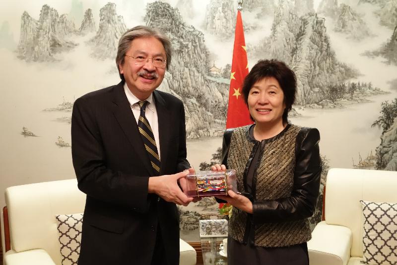 財政司司長曾俊華昨日（紐約時間十月十一日）在紐約拜會中國駐紐約總領事章啟月。圖示曾俊華（左）向章啟月（右）致送紀念品。