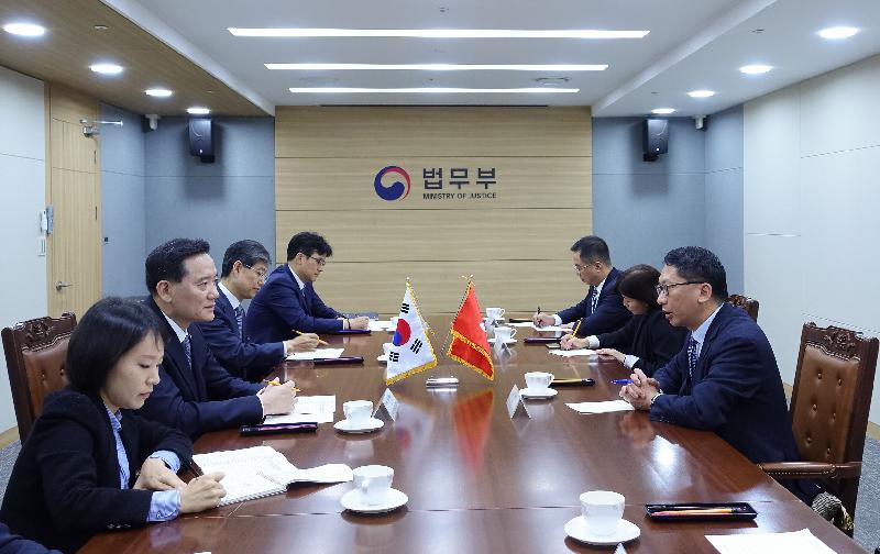 律政司司長袁國強資深大律師（右一）今日（十月十二日）在韓國首爾與韓國法務部部長金賢雄（左二）會面。