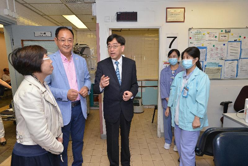 The Secretary for Food and Health, Dr Ko Wing-man (centre), visits Mona Fong General Out-Patient Clinic in Sai Kung this afternoon (October 12) to learn more about the facility and services provided, and explore room for improvement.
