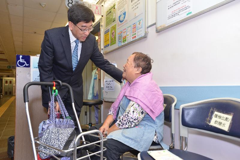 The Secretary for Food and Health, Dr Ko Wing-man (left), visits Mona Fong General Out-Patient Clinic in Sai Kung this afternoon (October 12) and chats with a patient there.