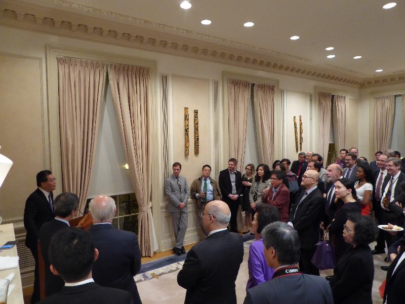 商务及经济发展局局长苏锦梁（左一）十月十二日（华盛顿时间）出席由香港驻华盛顿经济贸易办事处举办的酒会，并在会上致辞。