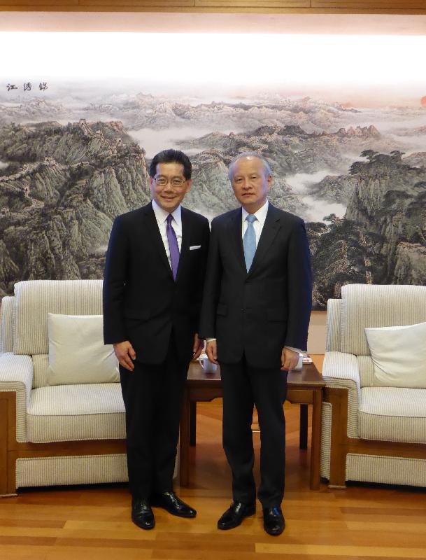 The Secretary for Commerce and Economic Development, Mr Gregory So (left), pays a courtesy call on the Chinese Ambassador to the US, Mr Cui Tiankai, in Washington, DC, the United States on October 12 (Washington, DC, time).

