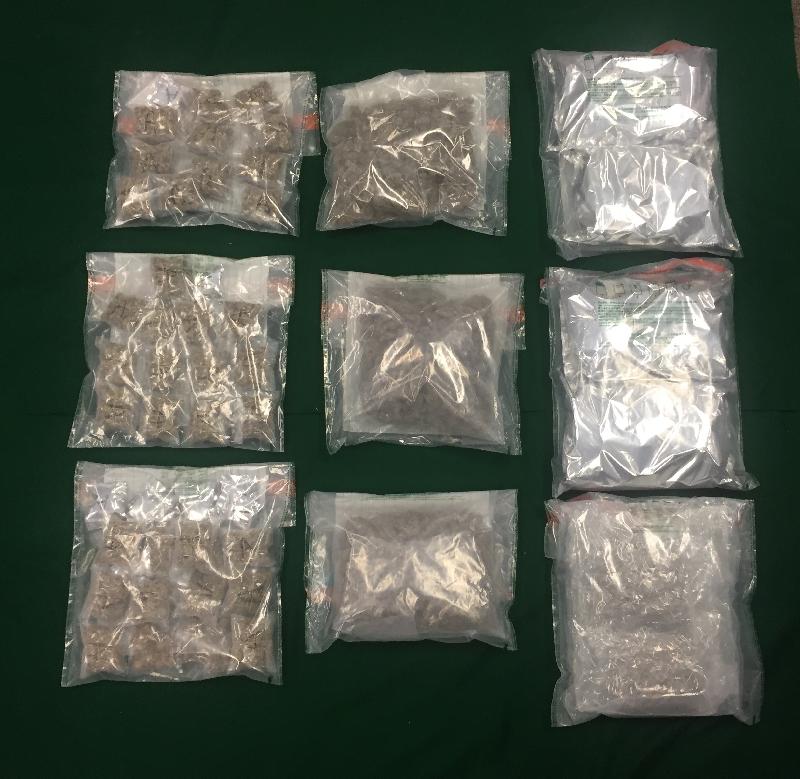 香港海关昨日（十月十二日）在屯门进行缉毒行动，检获共约六公斤怀疑大麻花，市值约一百三十一万元。
