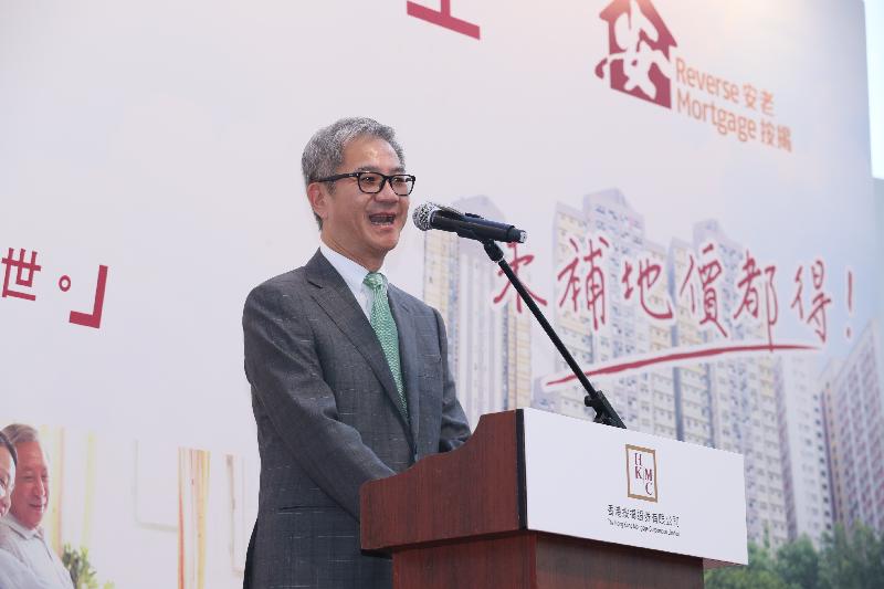 Speaking at the launch ceremony for the extension of the Reverse Mortgage Programme (RMP) to subsidised sale flats with unpaid land premium today (October 13), the Executive Director and Chief Executive Officer of the Hong Kong Mortgage Corporation, Mr Raymond Li, said, "The extension of the RMP to subsidised sale flats with unpaid land premium will benefit more seniors and retirees who want to enhance their quality of life."