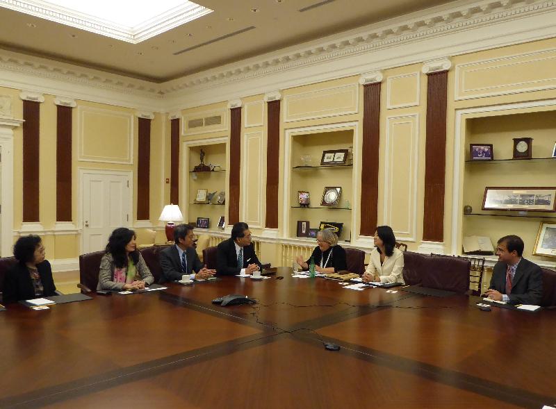 商务及经济发展局局长苏锦梁（中）十月十三日（华盛顿时间）在华盛顿与负责亚洲区的美国商会高级副主席Tami Overby（右三）会面，就港美的经贸关系交流意见。

