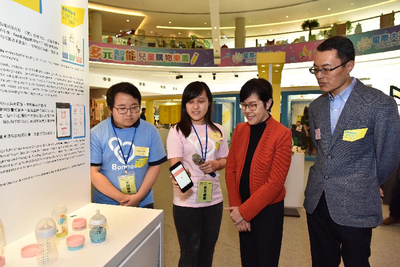 The Commissioner for Innovation and Technology, Ms Annie Choi (second right), and Council Member of the Hong Kong Federation of Youth Groups, Dr Hubert Chan (first right), view inventions at the roadshow of InnoTech Month 2016 today (October 14).

