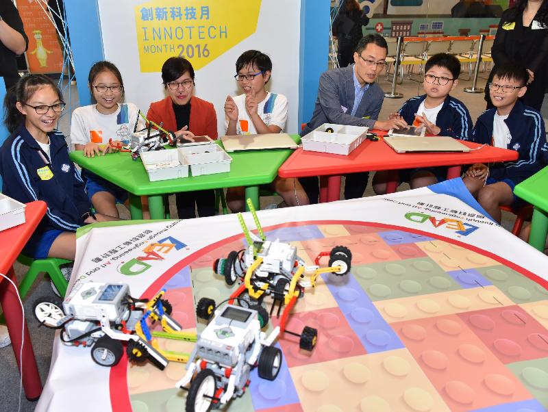 创新科技署署长蔡淑娴（左三）今日（十月十四日）和香港青年协会理事会委员陈重义博士（右三）参观「创新科技月2016」巡回路演的创科工作坊。


