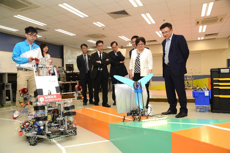 財經事務及庫務局局長陳家強（右一）今日（十月十四日）參觀香港專業教育學院（青衣分校）的Robocon工場，聽取同學分享設計及製造機械人參與「全港大專生機械人大賽」的體驗。
