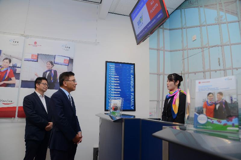 The Secretary for Financial Services and the Treasury, Professor K C Chan (second left), toured the airport ground service counter mock-up at the Aviation Centre of the Hong Kong Institute of Vocational Education (Tsing Yi) today (October 14) to learn about the various training programmes that gear up students for employment. 

