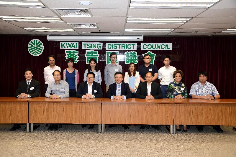 The Secretary for Financial Services and the Treasury, Professor K C Chan (front row, centre), met with members of the Kwai Tsing District Council today (October 14) to exchange views on various district issues, including District Council funding, banking services and Hong Kong's economy.




