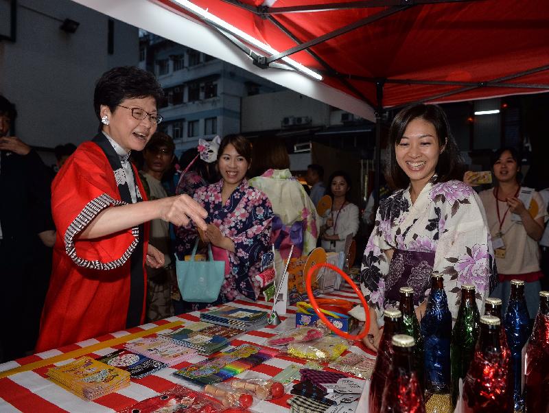 政務司司長林鄭月娥（左一）今日（十月十四日）晚上在PMQ元創方參觀「緣日秋祭in香港」攤位。