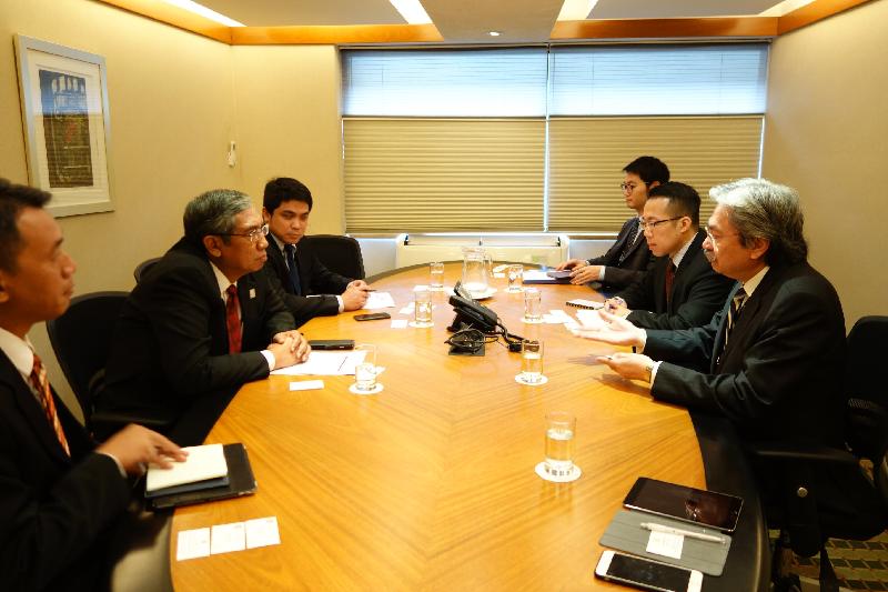 財政司司長曾俊華（右一）於十月十四日（利馬時間）在利馬和印尼財政部副部長馬迪亞斯莫（左二）會面，就共同關注事宜交換意見。