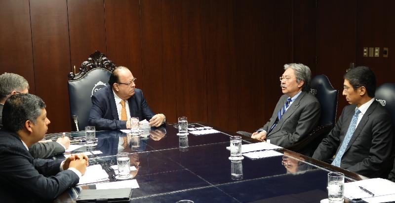 The Financial Secretary, Mr John C Tsang (second right), meets with the Governor of the Central Reserve Bank of Peru, Mr Julio Velarde (centre), in Lima on October 13 (Lima time).