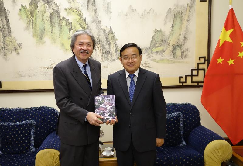 The Financial Secretary, Mr John C Tsang (left), calls on the Chinese Ambassador to Peru, Mr Jia Guide (right) in Lima on October 13 (Lima time).