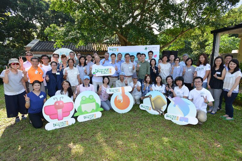 The Agriculture, Fisheries and Conservation Department jointly organises the three-month-long Hong Kong Biodiversity Festival 2016 with 40 partner organisations.  More than 130 activities associated with the local biodiversity will be offered to the public from October to December to enhance public's interest and awareness of the biodiversity of Hong Kong. Picture shows the Secretary for the Environment, Mr Wong Kam-sing (second row, sixth left) and the Acting Director of Agriculture, Fisheries and Conservation, Dr So Ping-man (second row, seventh left) in a group photo with representatives of partner organisations at the launching ceremony of Hong Kong Biodiversity Festival 2016 today (October 15).