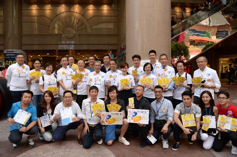 The Under Secretary for Food and Health, Professor Sophia Chan (second row, fourth right); together with the Chairman of the Hospital Authority, Professor John Leong (second row, sixth left); Television Broadcasts Limited artists Miss Angel Chiang (second row, fifth right) and Mr Joey Law (third row, second right); members of the Committee on Promotion of Organ Donation; and representatives of Organ Donation Promotion Charter signatories and supporting organisations of the event, pose for a photo at a stop of the bus parade today (October 15).