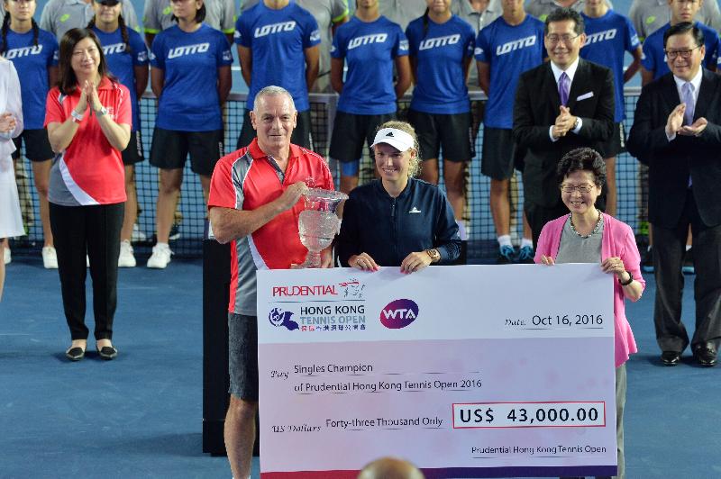The Chief Secretary for Administration, Mrs Carrie Lam, attended the prize presentation ceremony of the Prudential Hong Kong Tennis Open 2016 at Victoria Park today (October 16). Mrs Lam (front row, first right) is pictured with the Singles Champion, Caroline Wozniacki (front row, centre) and the Chief Executive of Prudential Corporation Asia, Mr Tony Wilkey (front row, first left), at the cheque presentation ceremony. Looking on are the Secretary for Commerce and Economic Development, Mr Gregory So (back row, second right), and the Chairman of the Mega Events Fund Assessment Committee, Mr Jeffrey Lam (back row, first right). 
