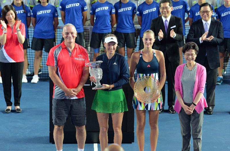 The Chief Secretary for Administration, Mrs Carrie Lam, attended the prize presentation ceremony of the Prudential Hong Kong Tennis Open 2016 at Victoria Park today (October 16).  Mrs Lam (front row, first right) is pictured with the Singles Champion, Caroline Wozniacki (front row, second left); First Runner-up, Kristina Mladenovic (front row, second right); and the Chief Executive of Prudential Corporation Asia, Mr Tony Wilkey (front row, first left). Looking on are the Secretary for Commerce and Economic Development, Mr Gregory So (back row, second right), and the Chairman of the Mega Events Fund Assessment Committee, Mr Jeffrey Lam (back row, first right). 
