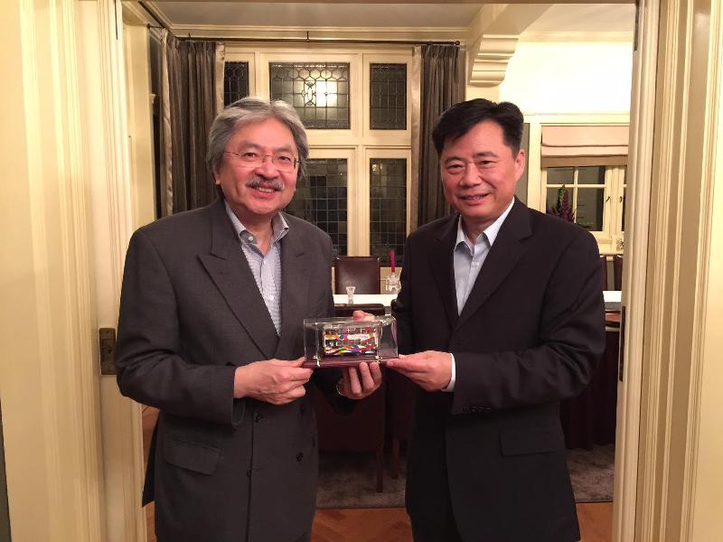 The Financial Secretary, Mr John C Tsang (left), attended a dinner hosted by the Chinese Ambassador to the Kingdom of the Netherlands, Mr Wu Ken (right), in The Hague, the Netherlands, yesterday (October 16, the Netherlands time).