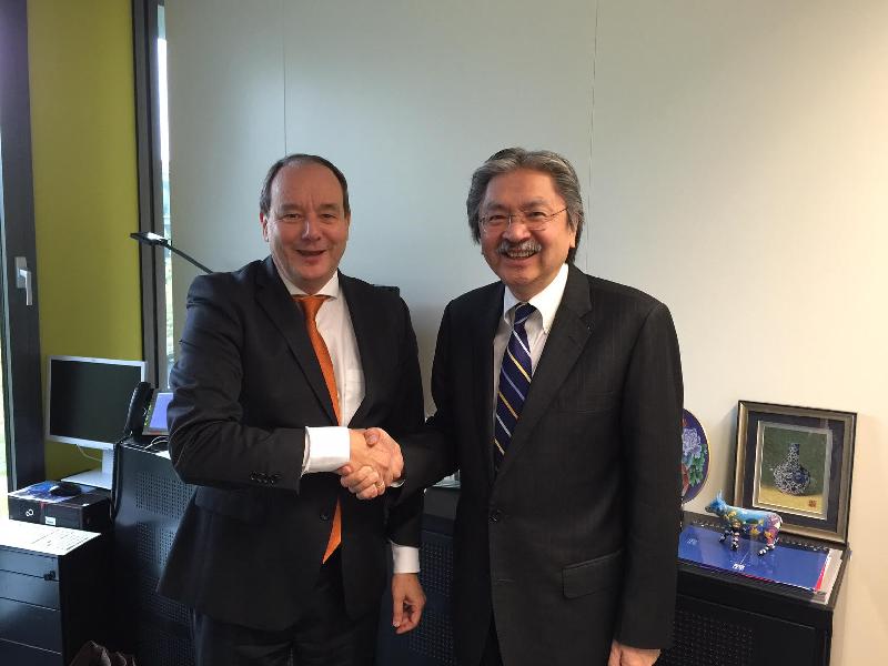 The Financial Secretary, Mr John C Tsang (right), today (October 17, the Netherlands time) met with the Treasurer-General of the Ministry of Finance of the Netherlands, Mr Hans Vijlbrief (left), in The Hague, the Netherlands, during which they exchanged views on the global economic outlook and looked forward to strengthening trade and investment ties.
