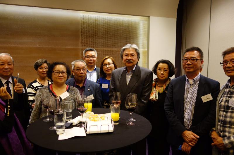 財政司司長曾俊華（右四）昨午（荷蘭時間十月十六日）在荷蘭海牙出席酒會與當地港人會面，向他們介紹香港的最新發展。