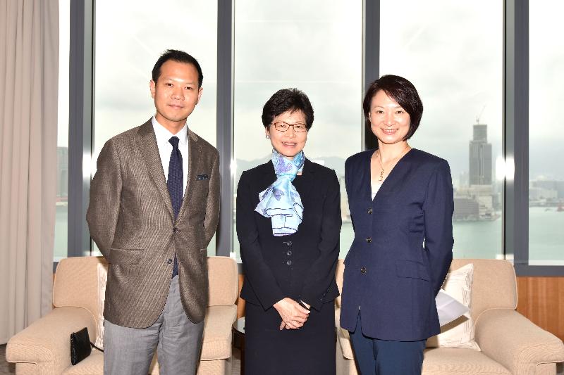 The Chief Secretary for Administration, Mrs Carrie Lam (centre), meets with the Chairman, Ms Starry Lee (right), and the Deputy Chairman, Mr Dennis Kwok (left), of the House Committee of the Legislative Council at the Central Government Offices, Tamar today (October 17).