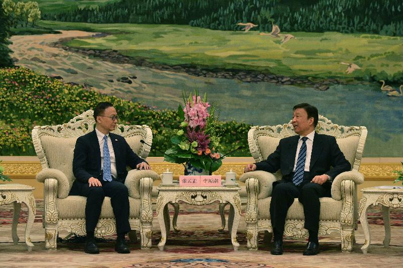 國家副主席李源潮（右）今日（十月十八日）上午在北京人民大會堂會見公務員事務局局長張雲正。