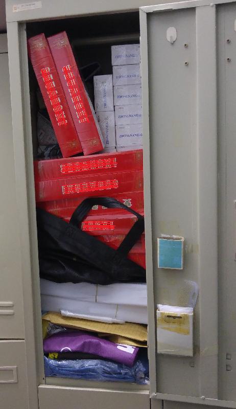 Hong Kong Customs yesterday (October 18) smashed two suspected illicit cigarette storehouses in Kwai Chung and seized a total of about 86 000 sticks of suspected illicit cigarettes.
