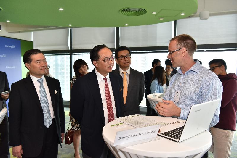 The Secretary for Innovation and Technology, Mr Nicholas W Yang (second left), meets and exchanges views with the management of BondIT Asia (HK) Limited, a Cyberport incubatee specialising in financial technology, during his visit to Cyberport today (October 19). The company provides robo-advisory solutions for bond portfolio managers. Looking on are the Chairman of the Board of Directors of Hong Kong Cyberport Management Company Limited, Dr George Lam (first left), and the Government Chief Information Officer, Mr Allen Yeung (second right).