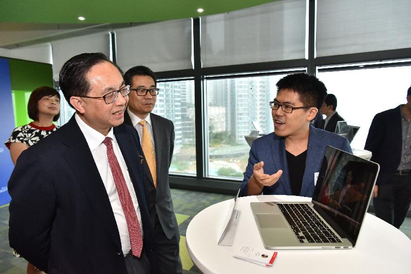 The Secretary for Innovation and Technology, Mr Nicholas W Yang (front left), learns more from the management of Gaifong Hong Kong Limited on the mobile app Gaifong, which provides an online platform allowing its members to rent or borrow consumer goods directly from people nearby. Looking on is the Government Chief Information Officer, Mr Allen Yeung (second right).