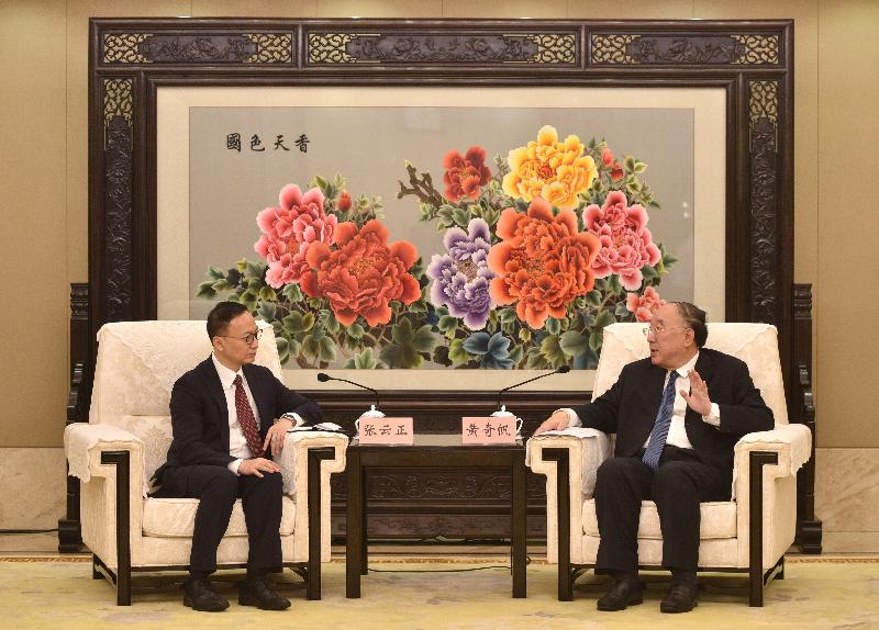 公務員事務局局長張雲正（左）今日（十月十九日）與重慶市市長黃奇帆會面，聽取他講解重慶的最新經濟發展狀況。
