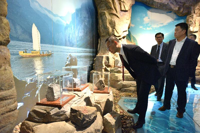 The Secretary for the Civil Service, Mr Clement Cheung (left), leading a delegation of Permanent Secretaries and Heads of Departments, tours the Chongqing China Three Gorges Museum 
today (October 19).