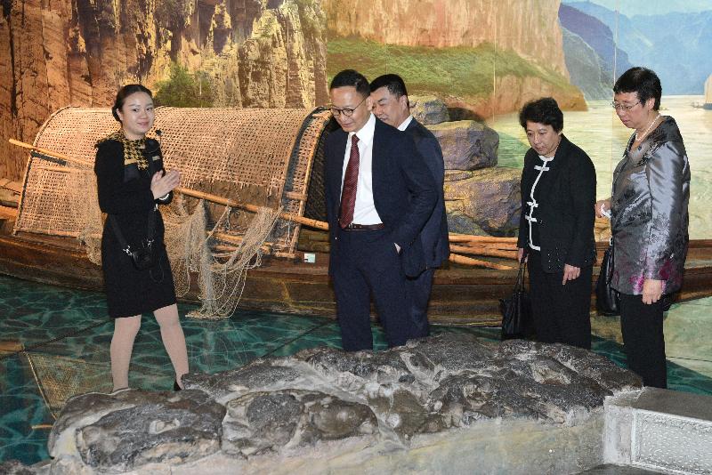 The Secretary for the Civil Service, Mr Clement Cheung, leading a delegation of Permanent Secretaries and Heads of Departments, toured the Chongqing China Three Gorges Museum today (October 19). Photo shows Mr Cheung (second left); the Permanent Secretary for Commerce and Economic Development (Communications and Creative Industries), Miss Susie Ho (second right), and the Director-General of Communications, Miss Eliza Lee (first right), being briefed on the Three Gorges Project.