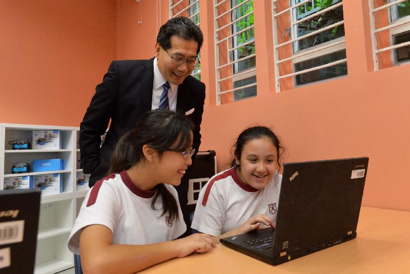 The Secretary for Commerce and Economic Development, Mr Gregory So, visited Li Sing Tai Hang School during his district visit to Wan Chai today (October 20). Photo shows Mr So chatting with the students to see how they enhance their learning efficiency through information technology.