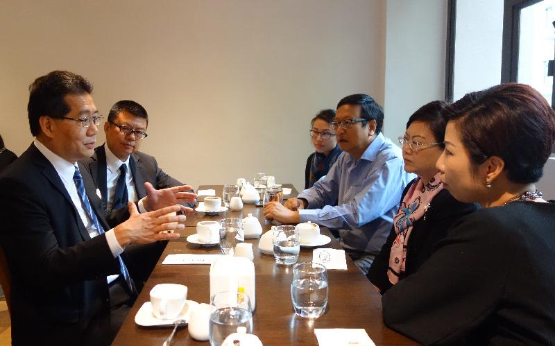 The Secretary for Commerce and Economic Development, Mr Gregory So (first left), meets with members of the Wan Chai District Council during his district visit to Wan Chai today (October 20). 