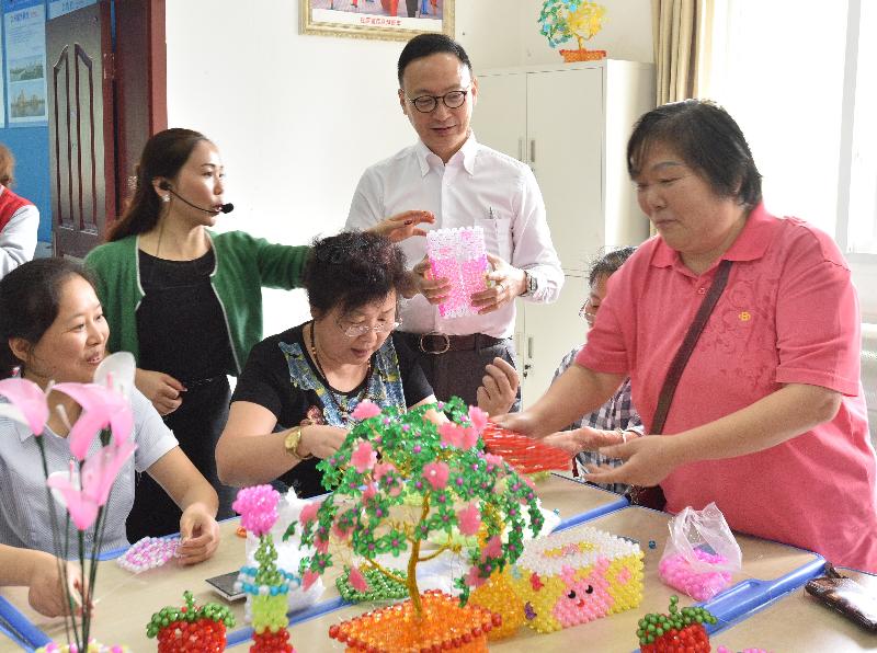 The Secretary for the Civil Service, Mr Clement Cheung (centre), today (October 20) leading a delegation of Permanent Secretaries and Heads of Departments, visits a community centre in Chongqing. 