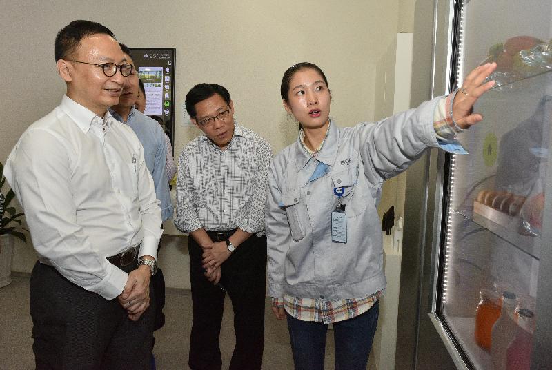 The Secretary for the Civil Service, Mr Clement Cheung, leading a delegation of Permanent Secretaries and Heads of Departments, toured a high-tech enterprise in Chongqing today (October 20). Photo shows Mr Cheung (left) and the Permanent Secretary for the Environment/Director of Environmental Protection, Mr Donald Tong (centre), being briefed on the production of panels.