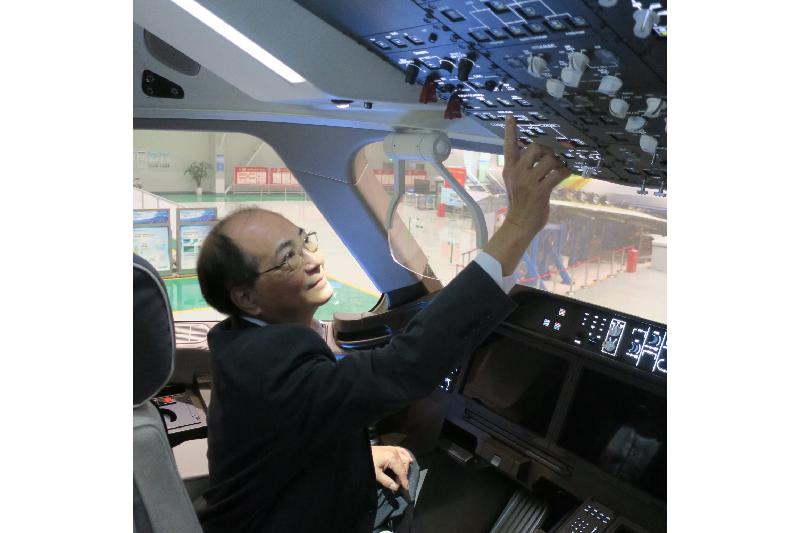 教育局局長吳克儉今日（十月二十一日）在上海參觀中國商用飛機有限責任公司，了解國內航空工業的先進技術及最新發展。