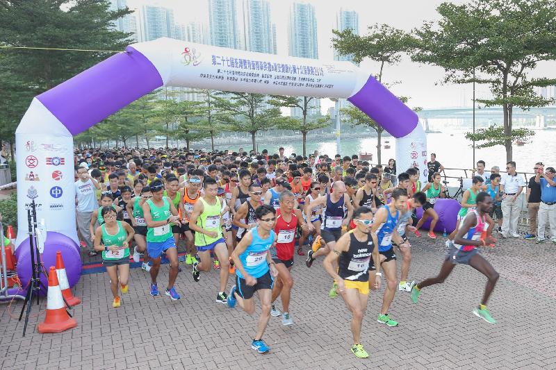 第二十七届荃湾体育节开幕典礼暨港安健康心脏十公里长跑2016今日（十月二十三日）在荃湾公园海滨长廊举行，共吸引1 000多人参加。 
