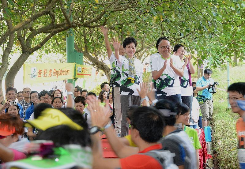 政務司司長林鄭月娥（前排左一）今日（十月二十三日）上午在油塘舉行的苗圃挑戰12小時慈善越野馬拉松2016起步禮主持起步儀式。
