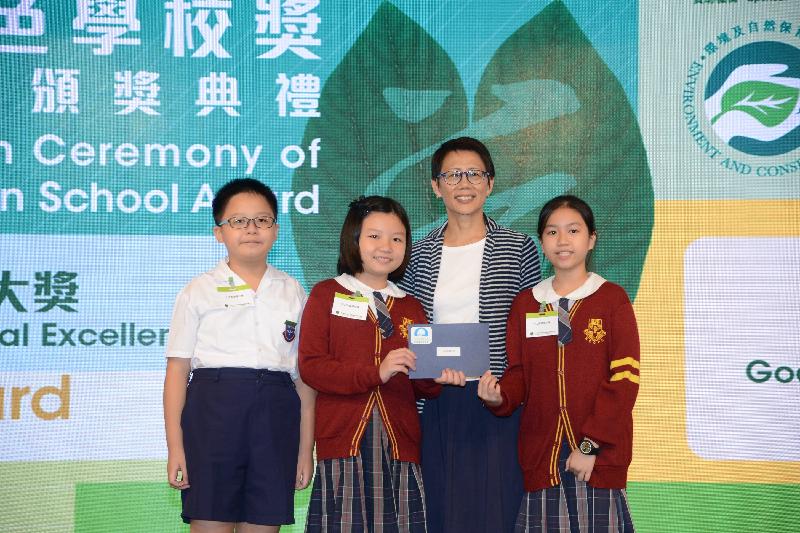 環境局副局長陸恭蕙（右二）今日（十月二十四日）在「第十四屆香港綠色學校獎」頒獎典禮上，頒發獎項予獲獎學校的代表。