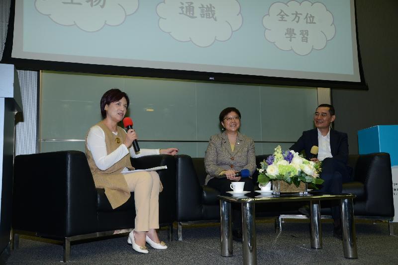 The Deputy Secretary for Education, Dr Catherine Chan (left); the Chairman of Esri China (Hong Kong), Dr Winnie Tang (centre); and the Executive Director of Hong Kong Education City, Mr Victor Cheng (right), talk about technology and climate change at a discussion session during the Inter-school Cross-curricular Project Competition on Climate Change 2016/17 launching ceremony and Seminar on Climate Change and Technology today (October 25).