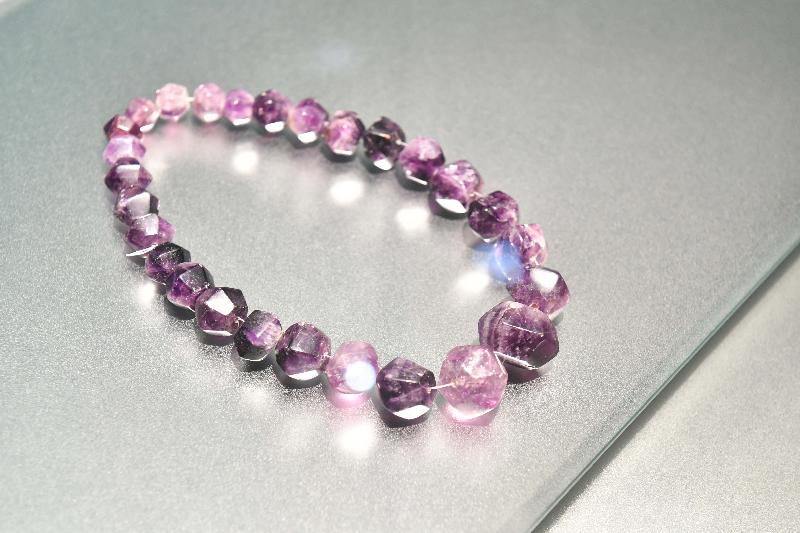  圖示合浦縣黃泥崗一號墓出土的東漢早期多面體紫色水晶串珠，為合浦漢代文化博物館藏品。