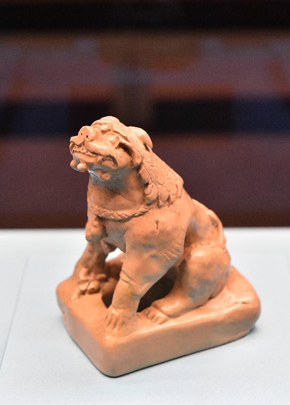 圖示和義路碼頭遺址出土的唐越窯坐獅，為寧波博物館藏品。