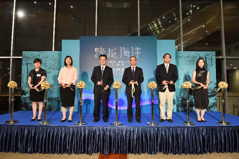 The opening ceremony of the "Across the Oceans: The Local Connections and Global Dimensions of China's Maritime Silk Road" exhibition was held today (October 25) at the Hong Kong Museum of History. Officiating guests included (from left) the Deputy Director of Ningbo Museum, Ms Qi Yingchun; the Director of Leisure and Cultural Services, Ms Michelle Li; the Director of Ningbo Bureau of Culture, Radio & TV, Press and Publication, Mr Zhao Huifeng; the Secretary for Home Affairs, Mr Lau Kong-wah; the Deputy Division Head, Art Exhibitions China, Mr Guan Hang; and the Director of the Hong Kong Museum of History, Ms Belinda Wong.