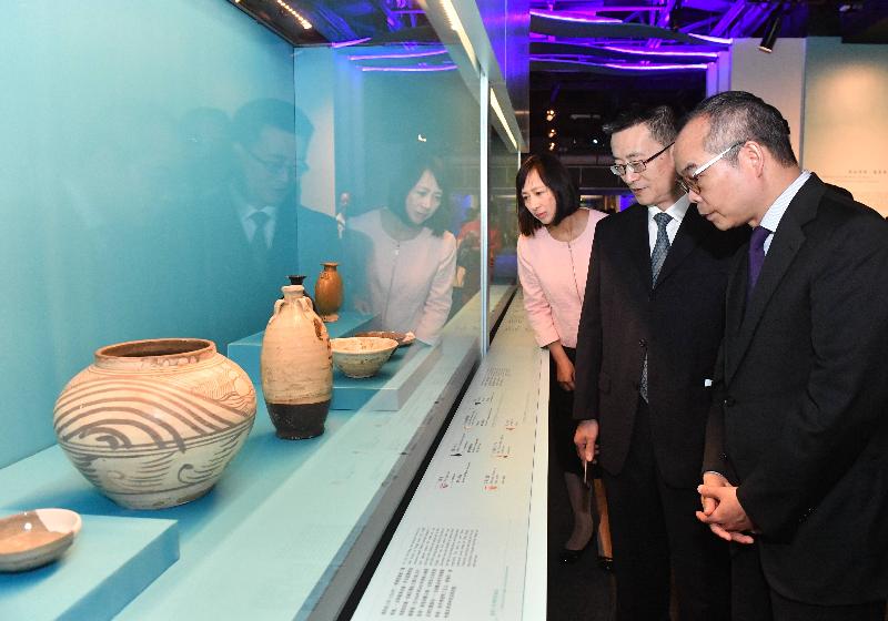 The opening ceremony of the "Across the Oceans: The Local Connections and Global Dimensions of China's Maritime Silk Road" exhibition was held today (October 25) at the Hong Kong Museum of History. Photo shows the officiating guests (from left) the Director of Leisure and Cultural Services, Ms Michelle Li; the Director of Ningbo Bureau of Culture, Radio & TV, Press and Publication, Mr Zhao Huifeng; the Secretary for Home Affairs, Mr Lau Kong-wah touring the exhibition.