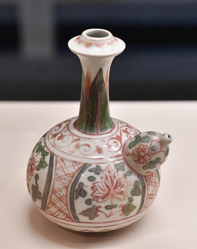 Photo shows a Zhangzhou kiln wucai kendi with floral designs from the Ming dynasty (Collection of Zhangzhou Museum).